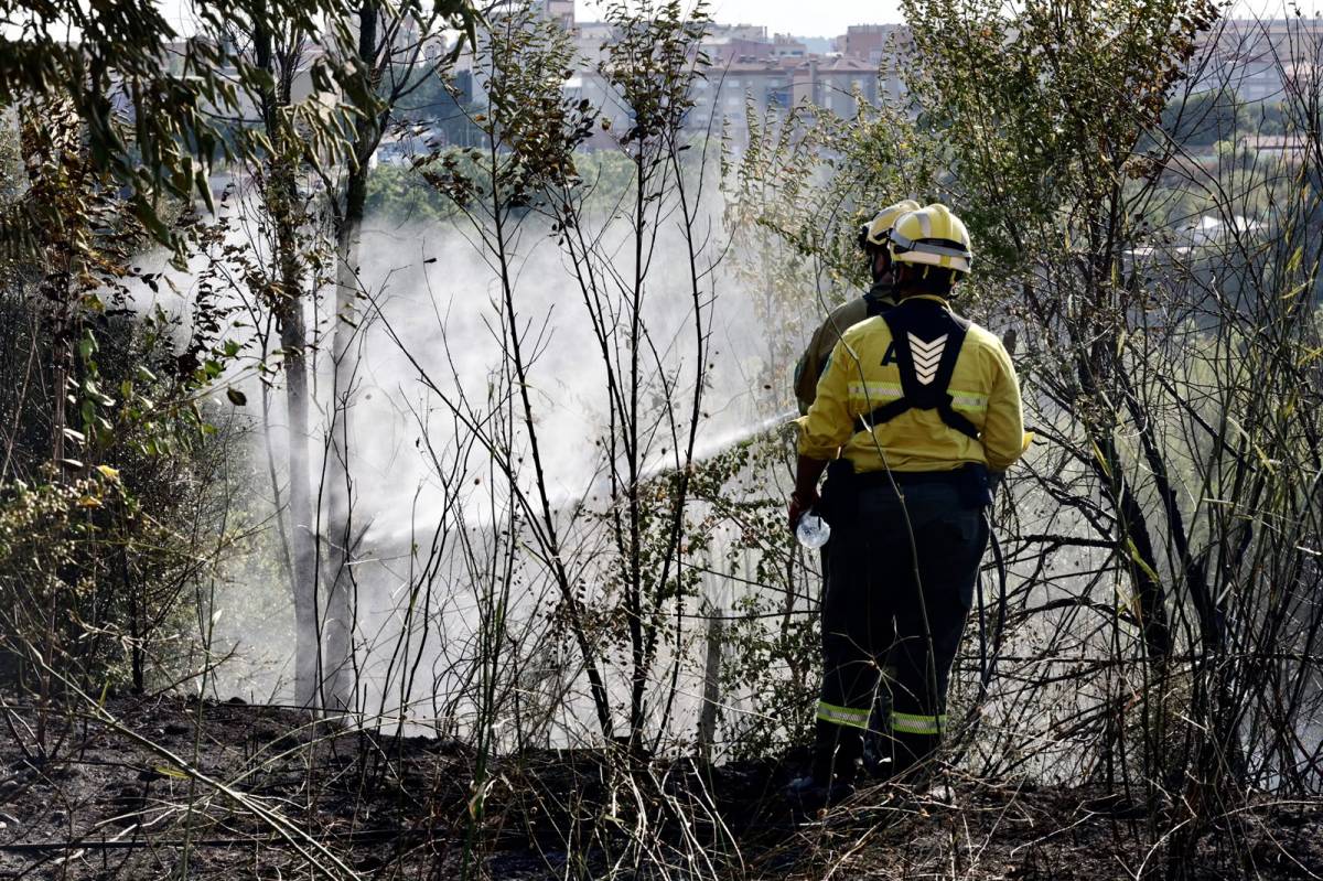 Incendi de vegetació a Can Roqueta - Juanma Peláez Incendi de vegetació a Can Roqueta