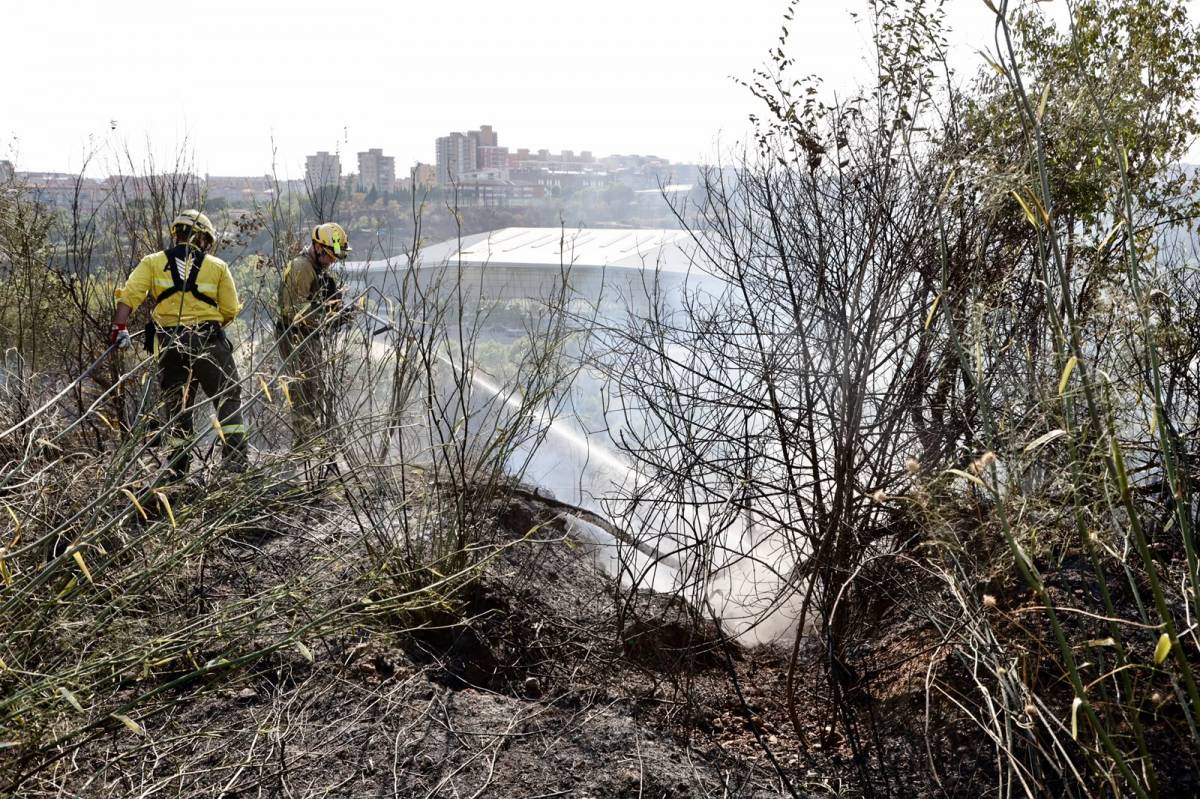 Incendi de vegetació a Can Roqueta - Juanma Peláez Incendi de vegetació a Can Roqueta