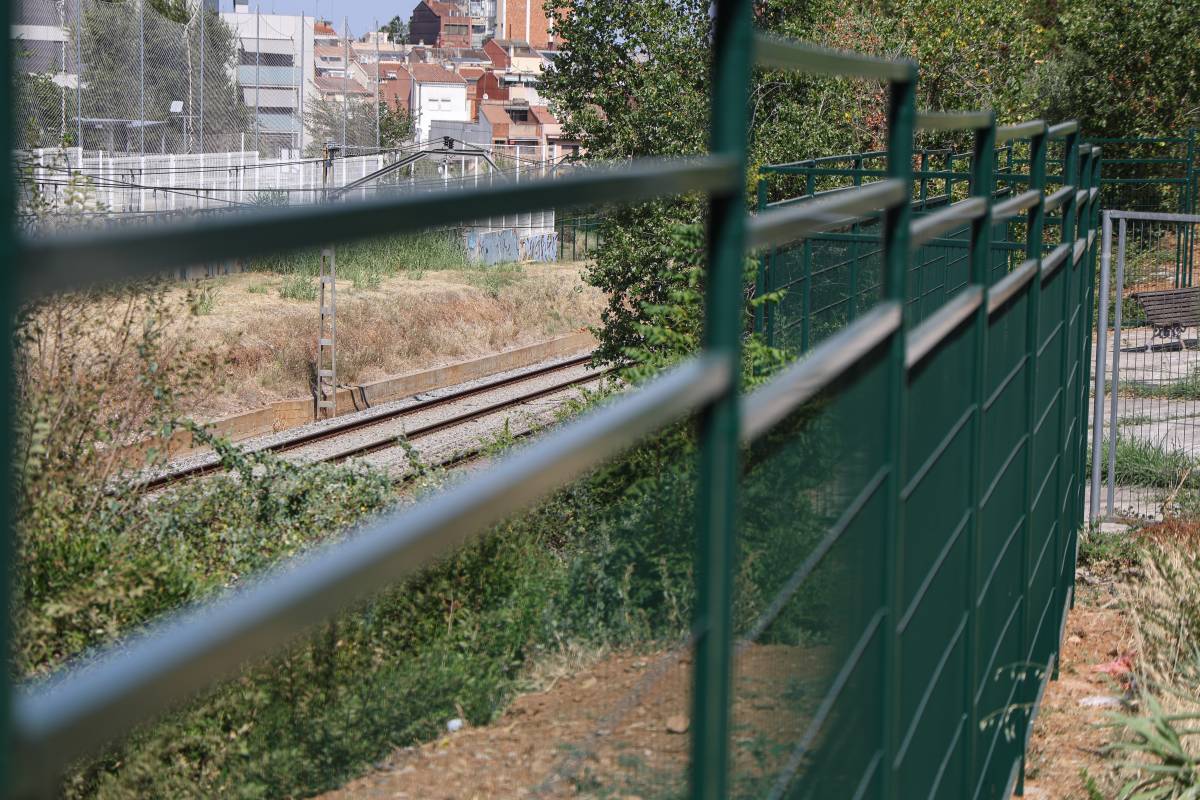 Instal·lada la tanca que vol evitar l'accés a les vies del tren a Can Llong