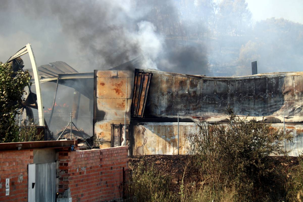 La planta de reciclatge d'Artés continuarà cremant hores i els Bombers volen evitar revifalles