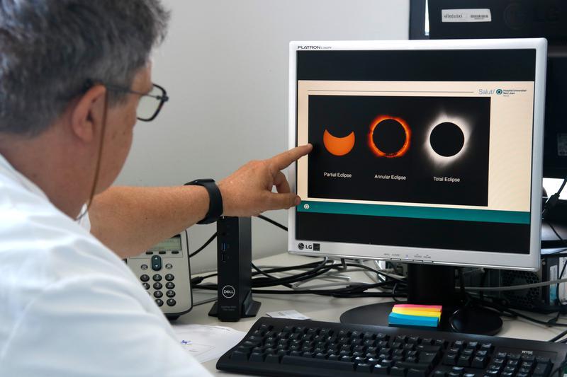 Mirar l'eclipsi solar sense ulleres homologades pot provocar lesions a la retina «per a tota la vida»