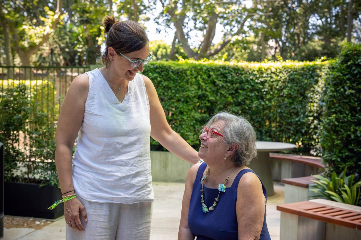 La neuropsicòloga Lorena Grau (esquerra) i Roser Cuevas (dreta), a la Fundació Pasqual Maragall - Miquel Homs