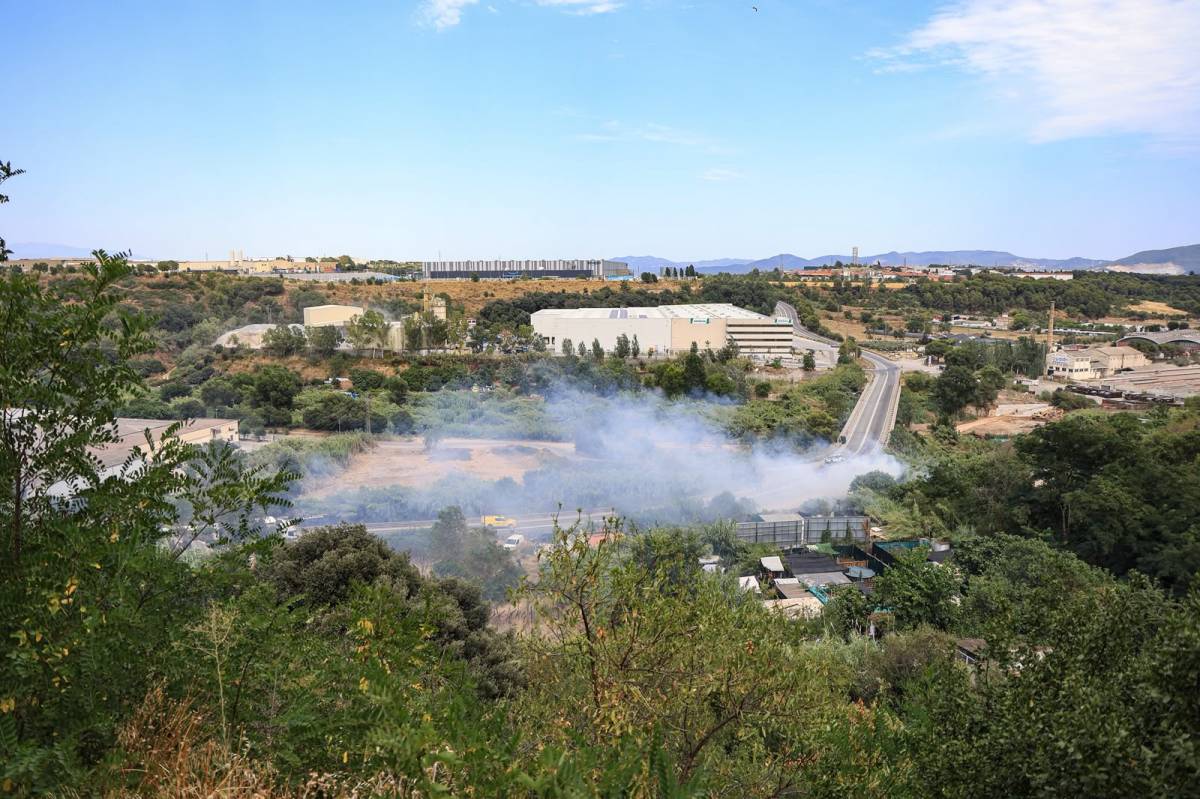 Incendi de vegetació al costat de la Bassa de Sant Oleguer - Víctor Castillo Incendi de vegetació al costat de la Bassa de Sant Oleguer