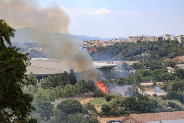 FOTOS | Crema una zona de vegetació al costat de la Bassa de Sant Oleguer