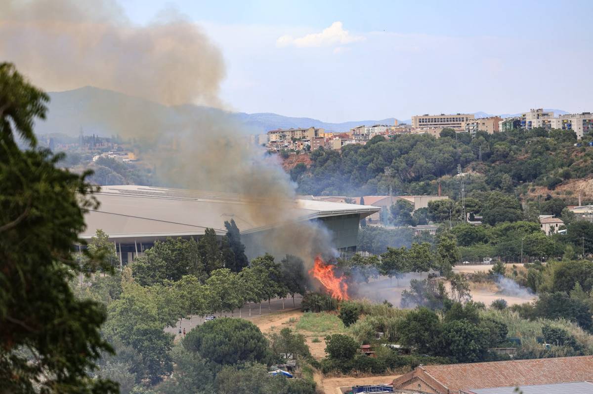 FOTOS | Crema una zona de vegetació al costat de la Bassa de Sant Oleguer