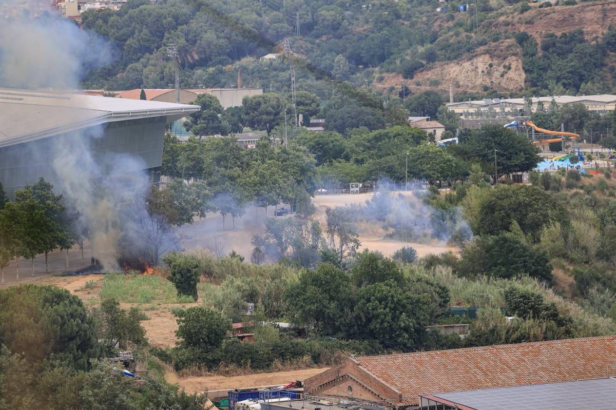 Incendi de vegetació al costat de la Bassa de Sant Oleguer - Víctor Castillo Incendi de vegetació al costat de la Bassa de Sant Oleguer