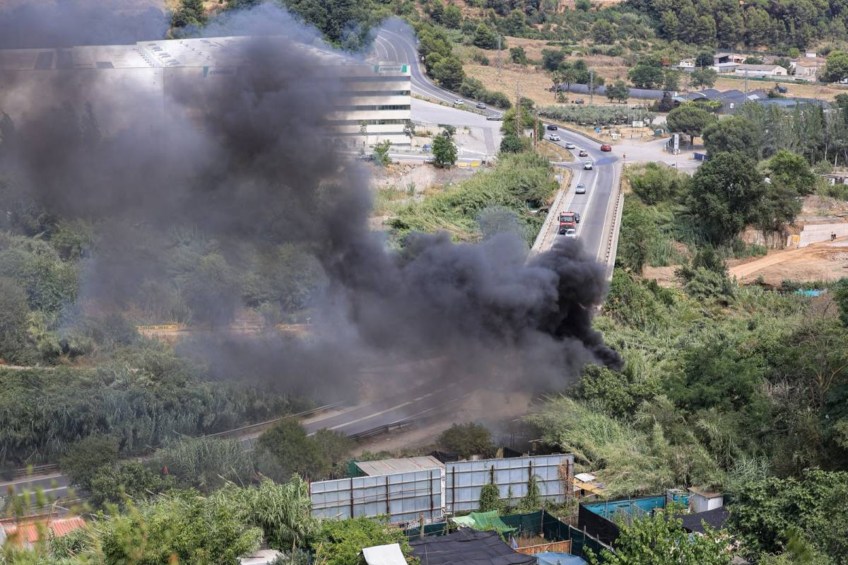 Incendi de vegetació al costat de la Bassa de Sant Oleguer - Víctor Castillo Incendi de vegetació al costat de la Bassa de Sant Oleguer
