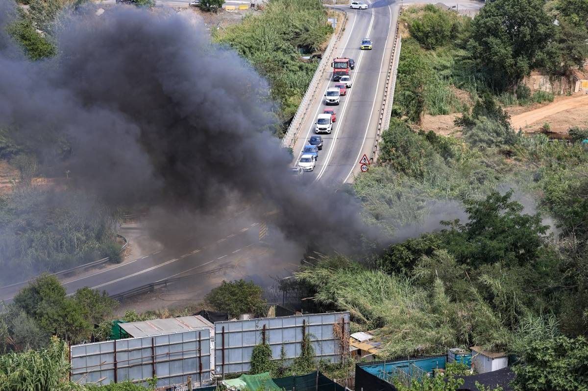 Incendi de vegetació al costat de la Bassa de Sant Oleguer - Víctor Castillo Incendi de vegetació al costat de la Bassa de Sant Oleguer