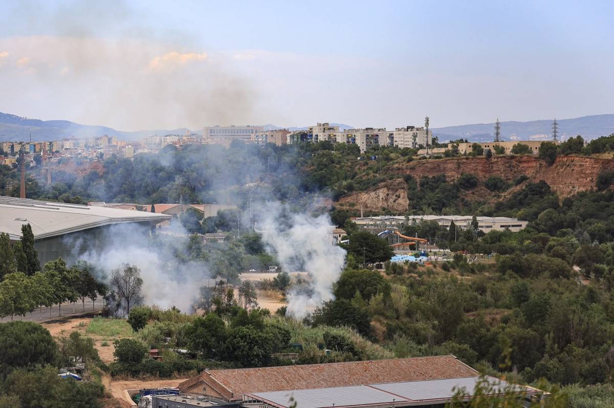 Incendi de vegetació al costat de la Bassa de Sant Oleguer - Víctor Castillo Incendi de vegetació al costat de la Bassa de Sant Oleguer