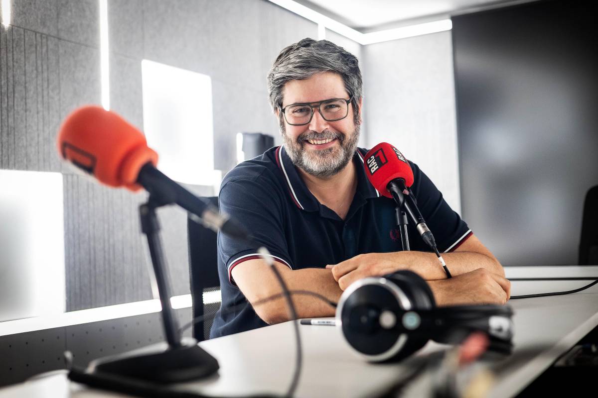 Xavi Bundó fotogarfiat als estudis de Rac1 - Hugo Fernández