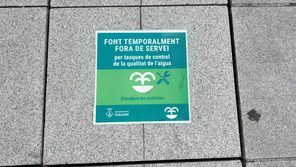 Un dels cartells advertint de la situació - D.S. Un dels cartells advertint de la situació