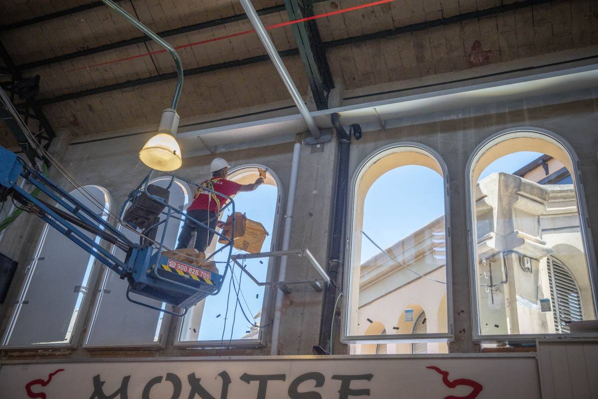 Obres de canvi de porticons al Mercat de la Independència - Nebridi Aróztegui Obres de canvi de porticons al Mercat de la Independència