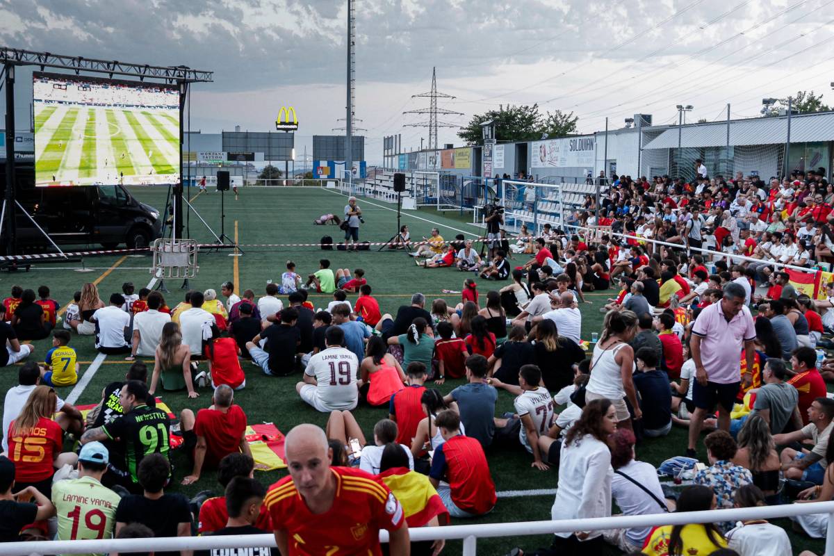 Centenars de terrassencs gaudeixen de la victòria de la selecció espanyola en gran