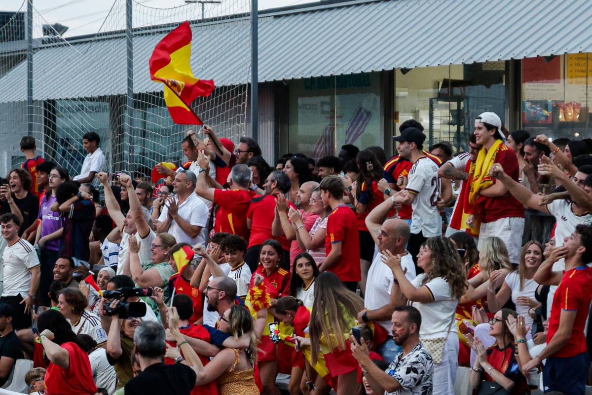 L`Ajuntament va instal·lar una pantalla gegant al camp del San Cristóbal per veure el partit de La Roja - Lluís Clotet L`Ajuntament va instal·lar una pantalla gegant al camp del San Cristóbal per veure el partit de La Roja