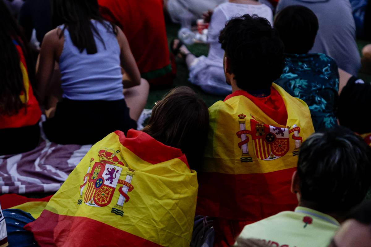 L`Ajuntament va instal·lar una pantalla gegant al camp del San Cristóbal per veure el partit de La Roja - Lluís Clotet L`Ajuntament va instal·lar una pantalla gegant al camp del San Cristóbal per veure el partit de La Roja