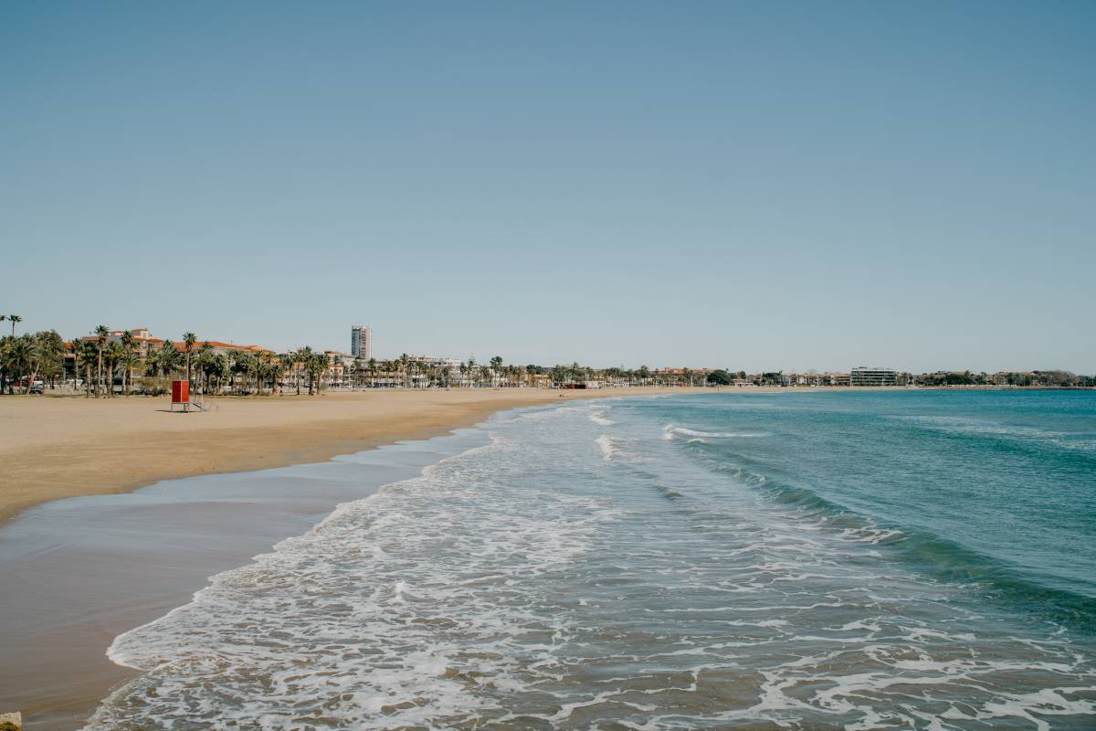 Mor ofegat un home de 47 anys en una platja de Cambrils