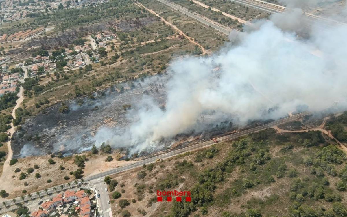 Confinen una urbanització per un incendi de vegetació a Mont-roig del Camp