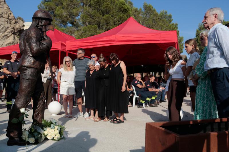 Paüls homenatja el bomber mort en l'incendi del Baix Ebre amb una escultura a escala real i una placa commemorativa