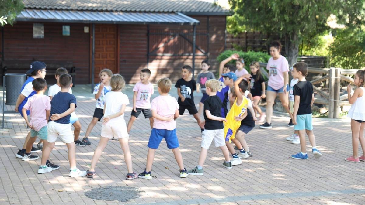 Desenes de famílies perden la beca per a casals d'estiu a Barcelona per canvis en els tràmits municipals