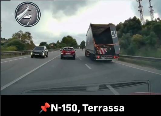 VÍDEO | Un camió fa un gir indegut, s'emporta un semàfor i circula amb la caixa malmesa a Terrassa