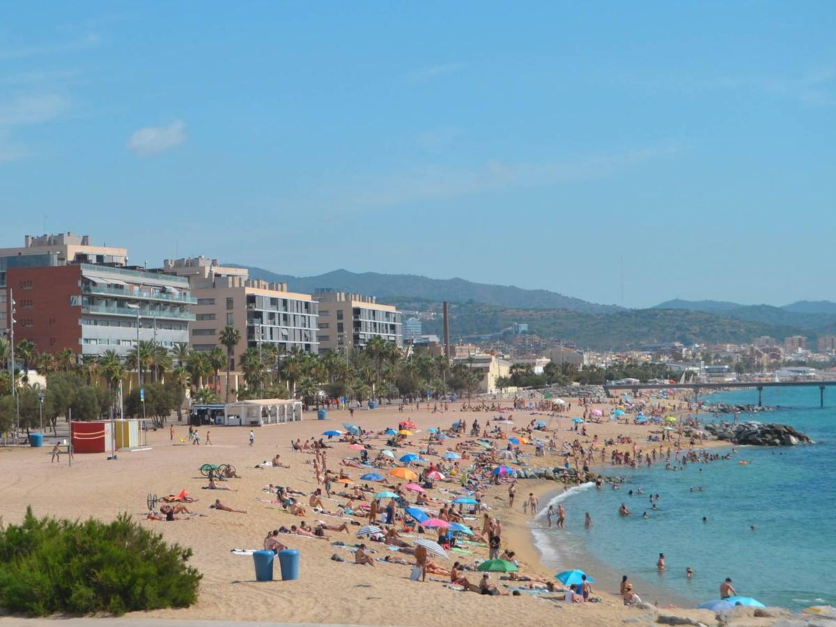 Mor una dona de 71 anys en una platja de Badalona