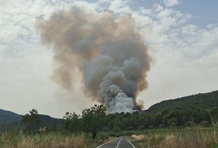 Els Bombers treballen en un nou incendi forestal a Aiguamúrcia