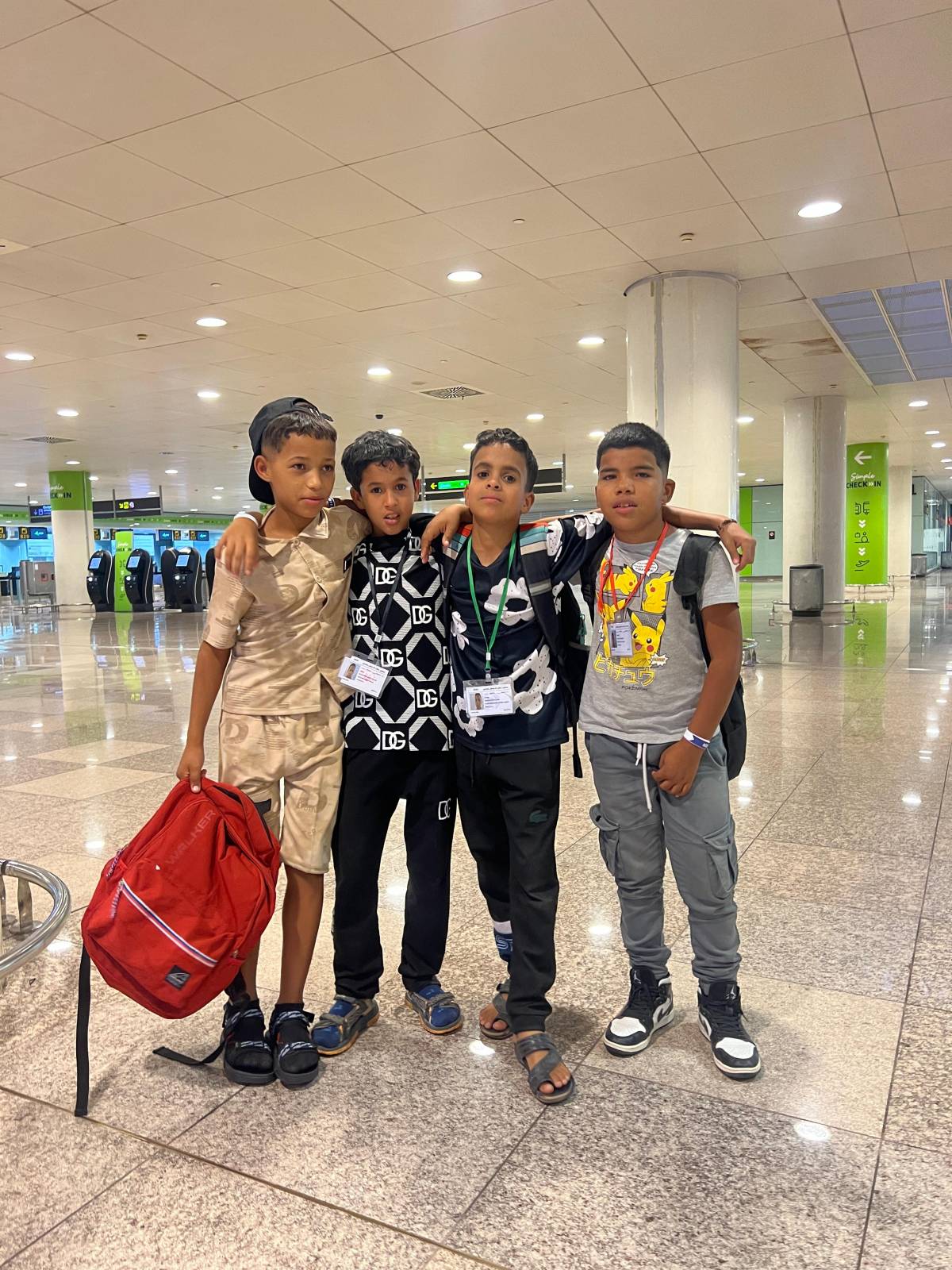 Els quatre nens sahrauís amb famílies terrassenques en arribar a l'aeroport - Cedida (Mario Cuéllar)
