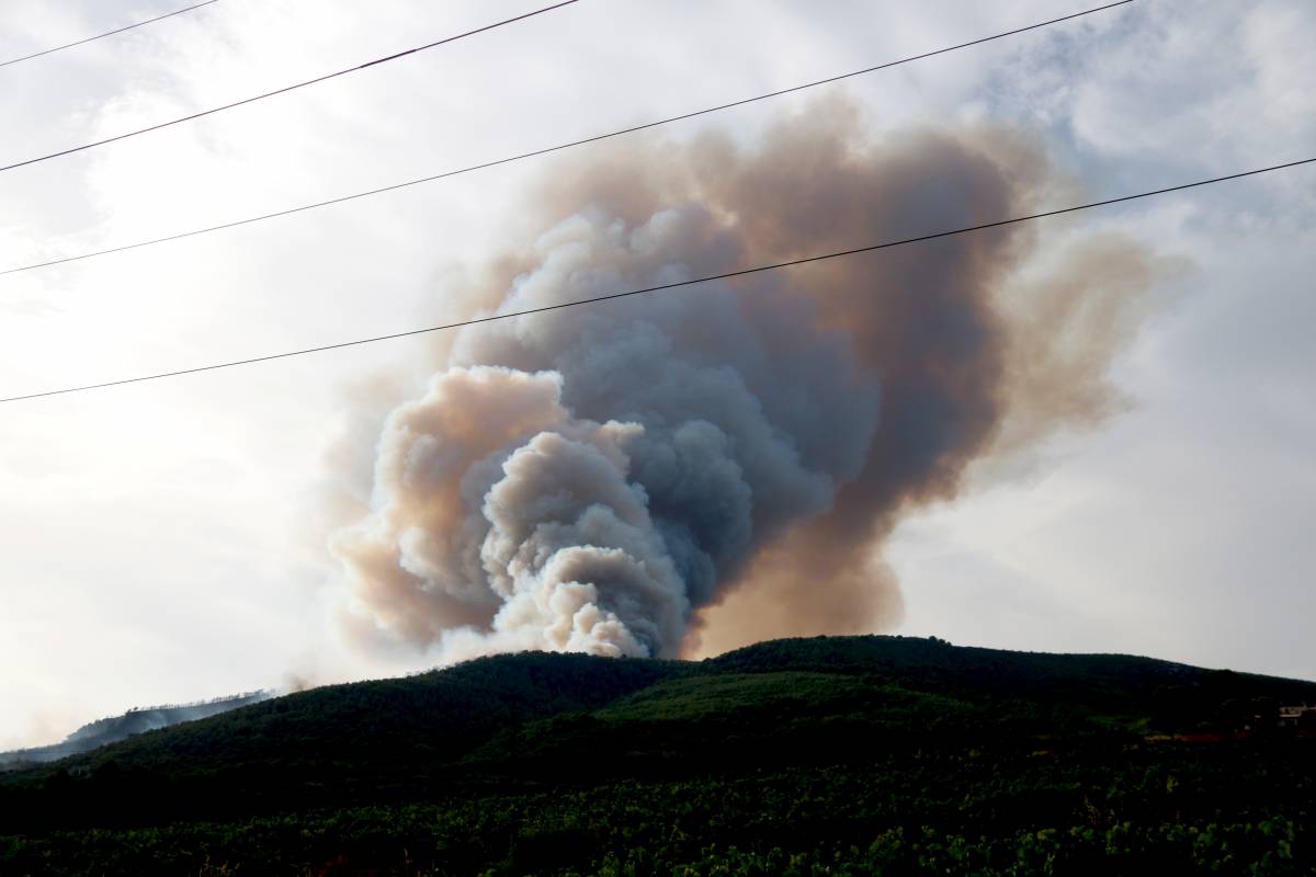 Els Bombers afronten la nit amb preocupació perquè l’incendi d’Aiguamúrcia no arribi a les urbanitzacions