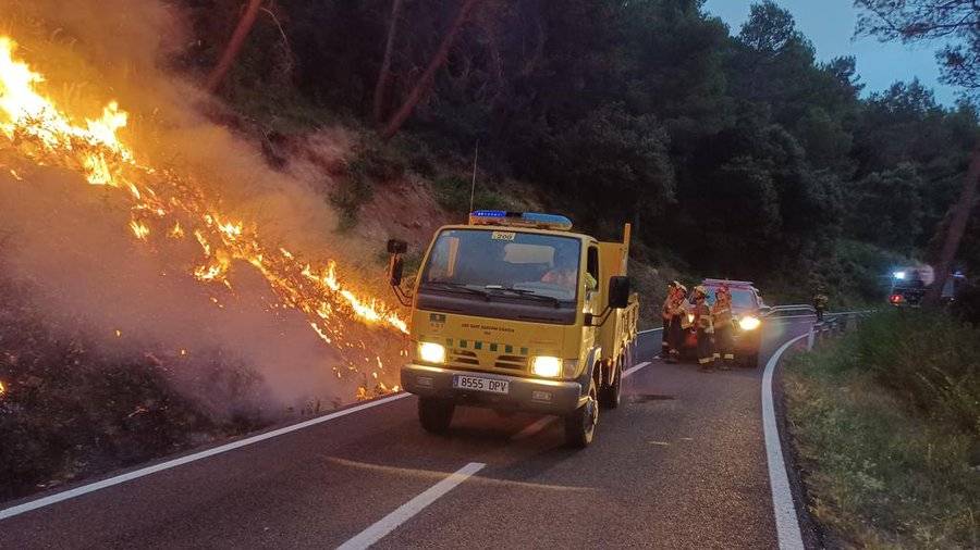 Els Bombers afronten la nit amb preocupació perquè l’incendi d’Aiguamúrcia no arribi a les urbanitzacions