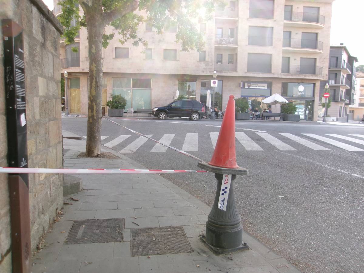Solsona, sorpresa durant la benedicció: un camió impacta contra un fanal al passeig del Vall Fred