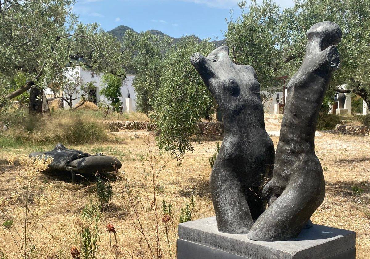 Escultures entre bancals en un museu que integra l'art al paisatge de la Ràpita