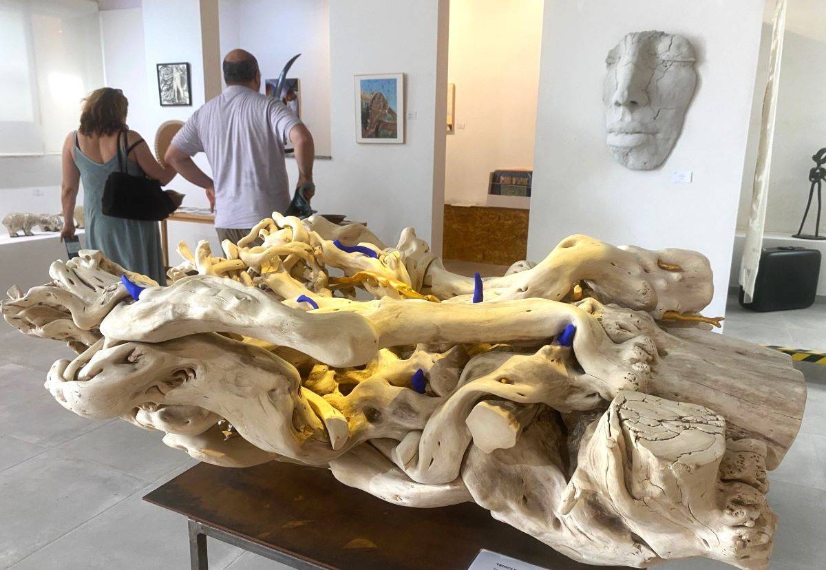 Una de les escultures d`Albert Hernández, modelada per l`aigua, el vent i la natura. - S. Berbís Una de les escultures d`Albert Hernández, modelada per l`aigua, el vent i la natura.