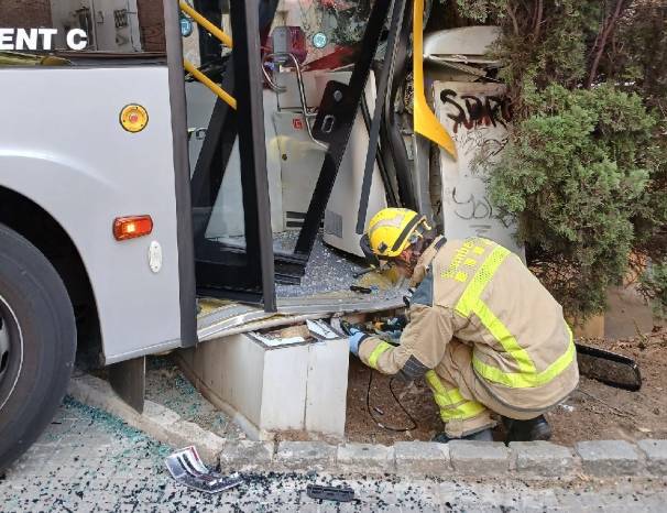 Un autobús xoca contra un arbre, un quadre elèctric i cinc vehicles a Cerdanyola del Vallès