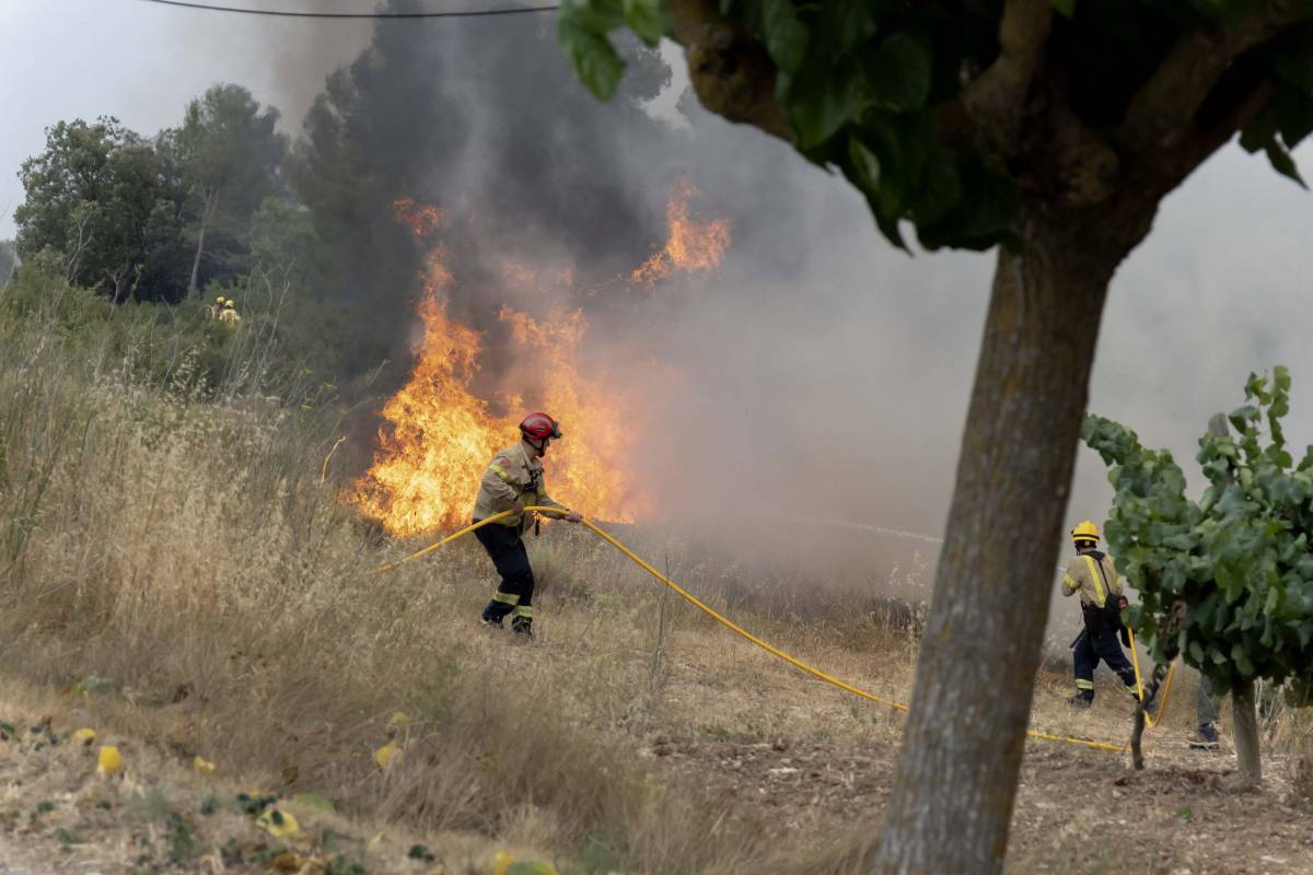 Un incendi al Solsonès se suma al d'Aiguamúrcia i complica l'operatiu dels Bombers