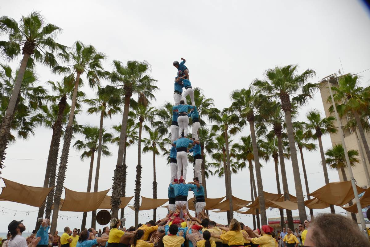Els Castellers de Terrassa inicien la seva ruta pel Baix Llobregat amb l'actuació a les Festes del Mar de Castelldefels