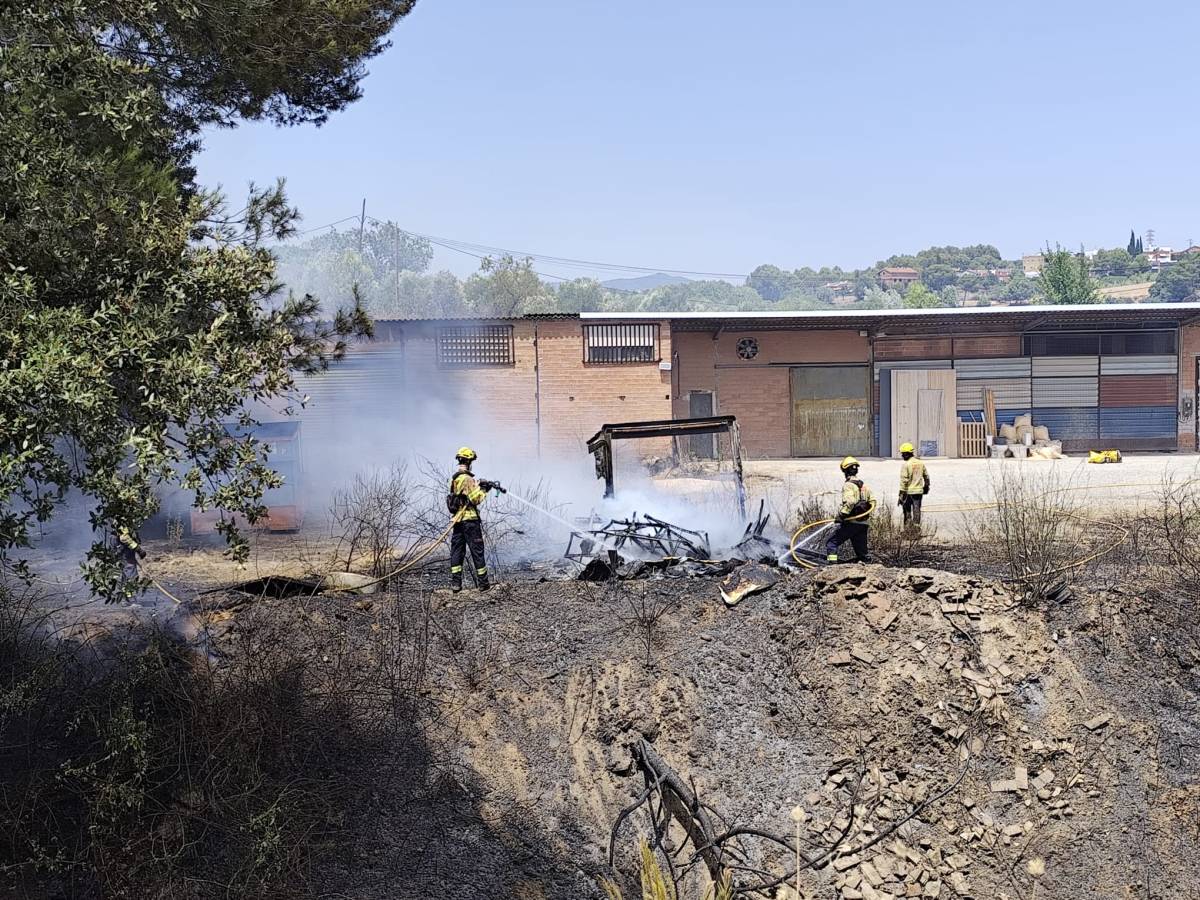 Cremen 500 metres quadrats de vegetació en un incendi al Poblenou