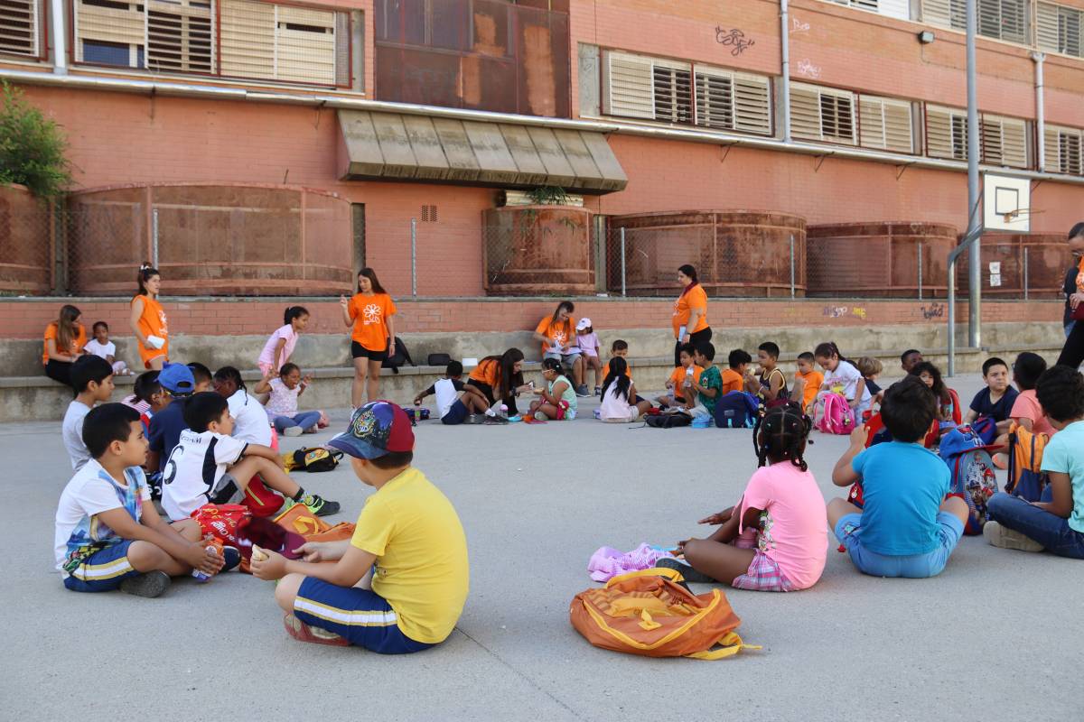 Desenes de famílies perden la beca per a casals d'estiu a Barcelona per canvis en els tràmits municipals