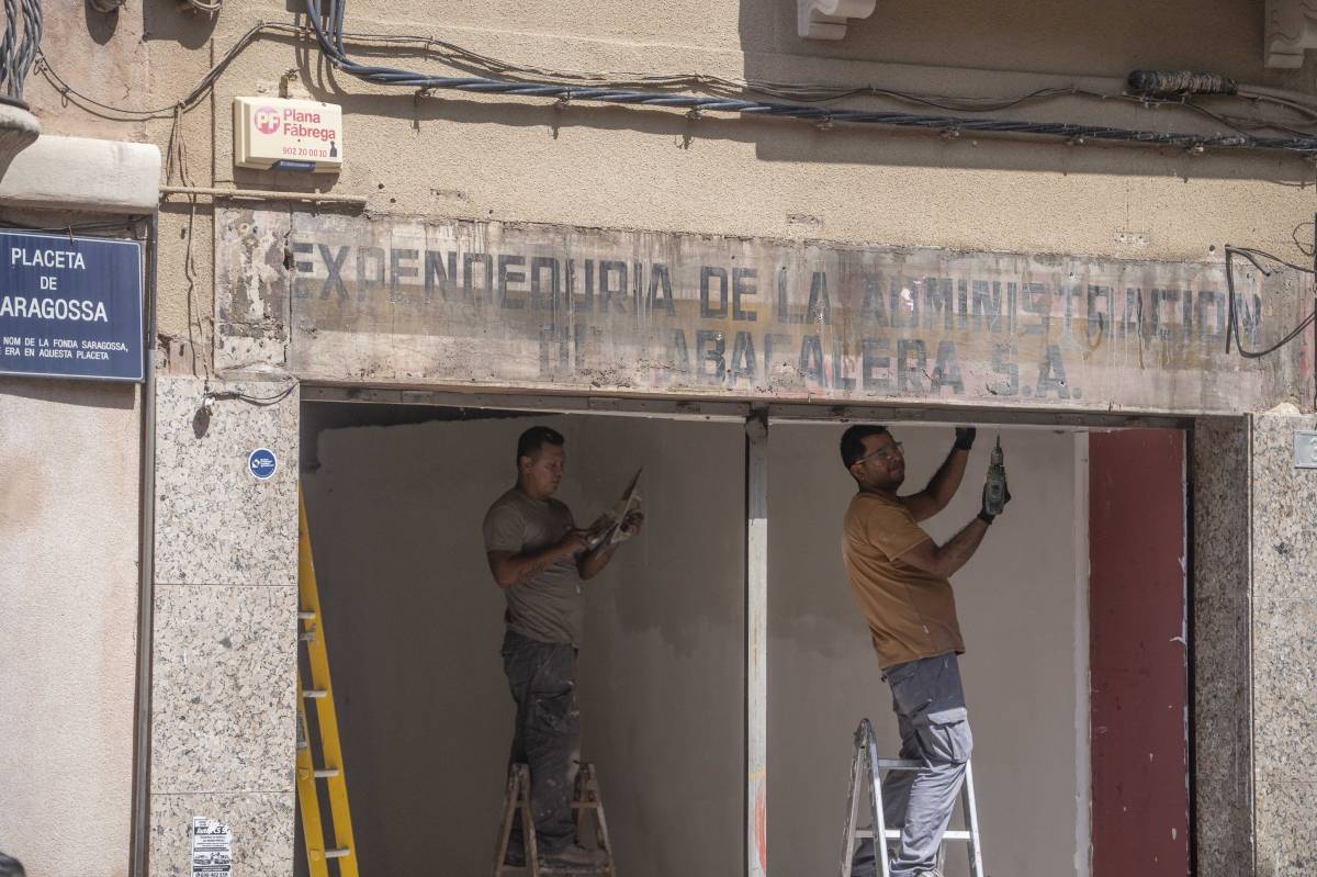 Descobreixen un rètol d'un estanc que podria tenir més de 60 anys d'història