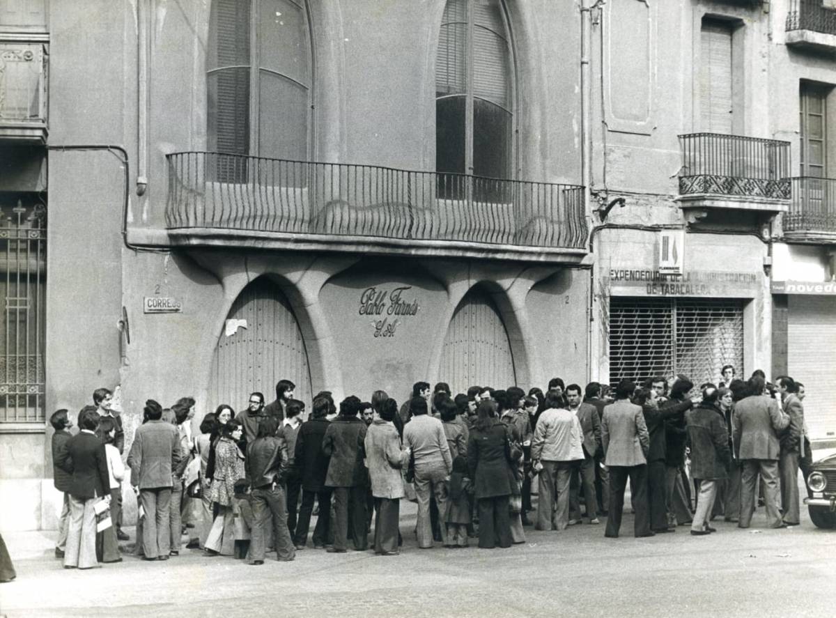 La placeta de Saragossa, l'any 1976, amb el cartell de l'estanc a plena vista - Arxiu Diari de Terrassa