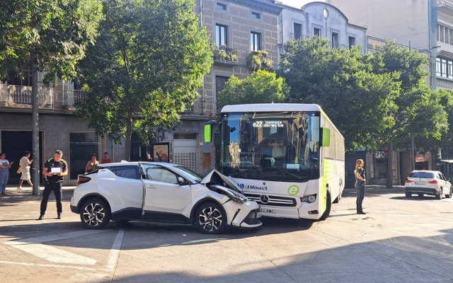 Aparatós xoc entre un turisme i un autocar al centre de Manresa amb dos ferits lleus