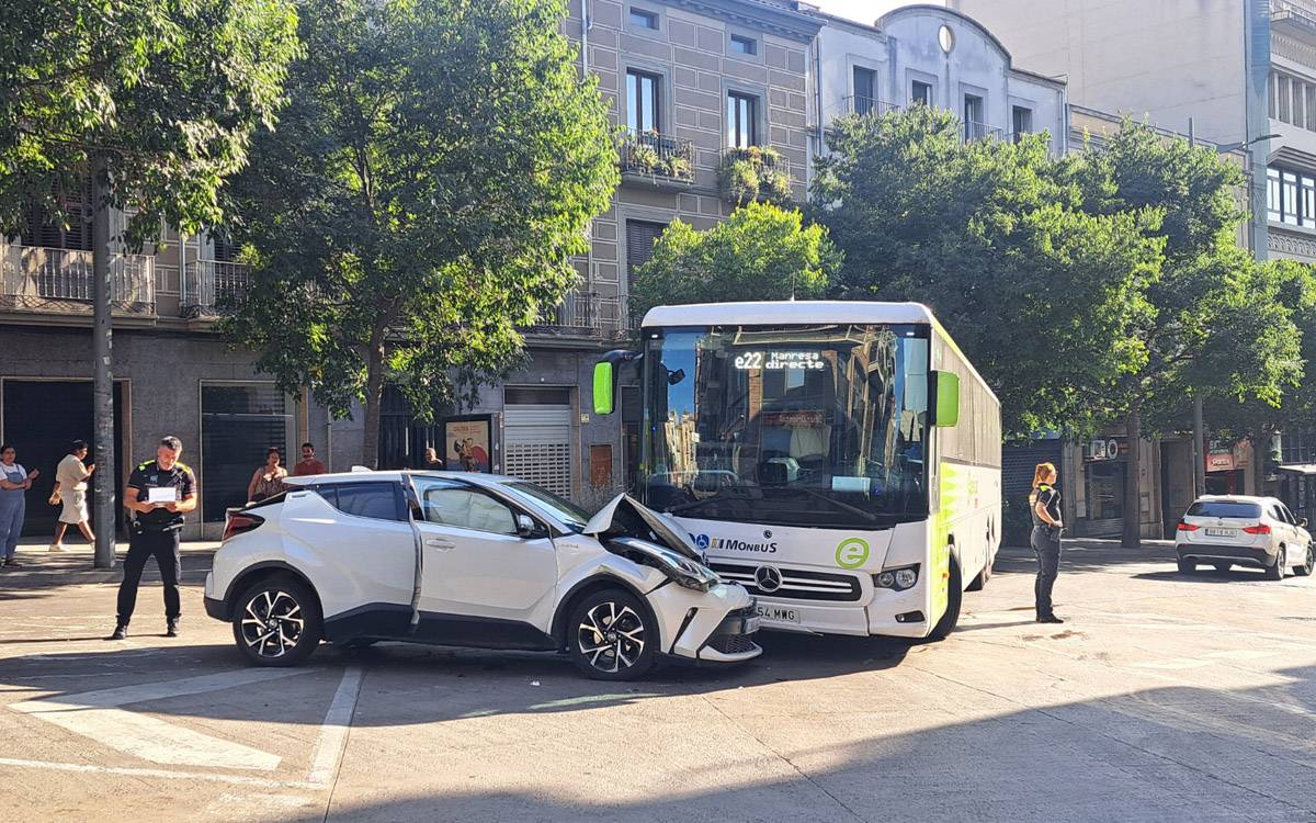 Aparatós xoc entre un turisme i un autocar al centre de Manresa amb dos ferits lleus