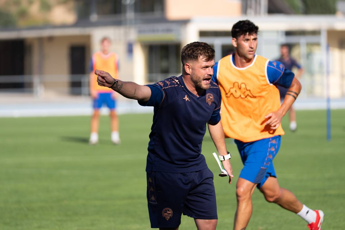 FOTOS | Primer entrenament amb els protagonistes de l'ascens de tornada i les noves cares: 