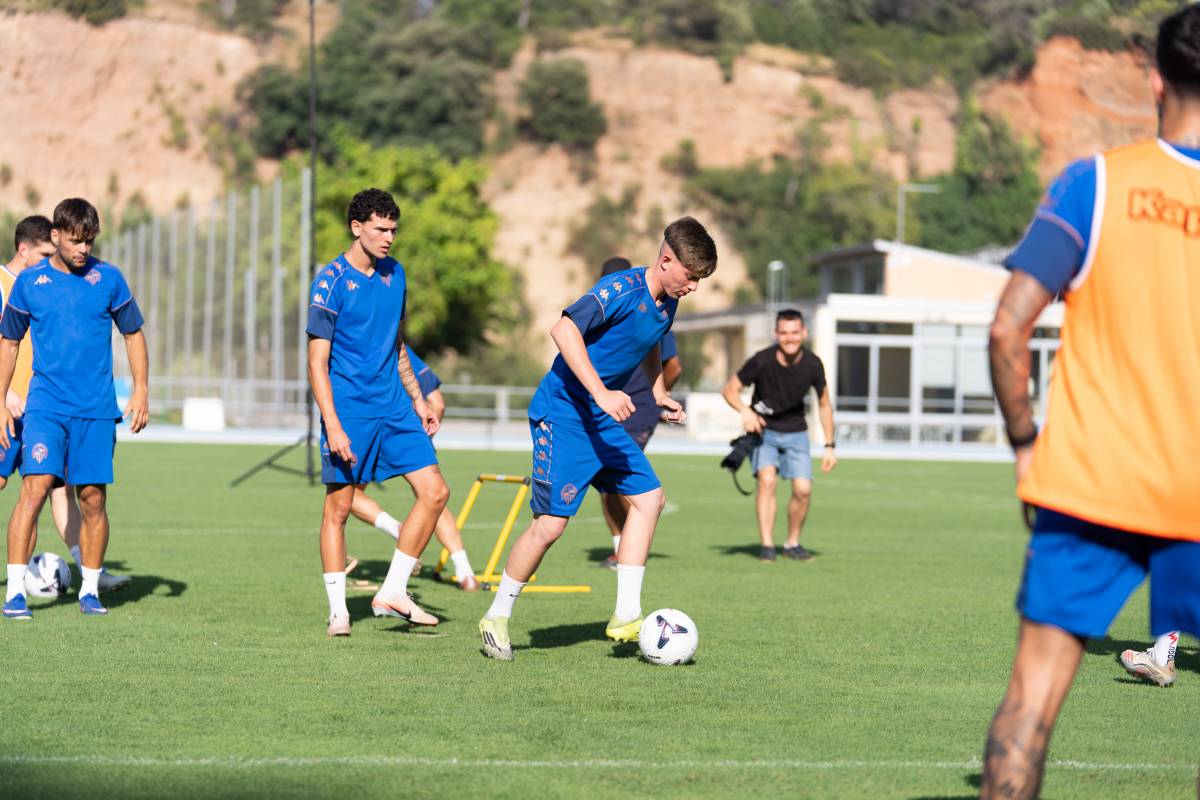 Primer entrenament del CES amb els jugadors de l`ascens a Sant Oleguer - Primer entrenament del CES amb els jugadors de l`ascens a Sant Oleguer