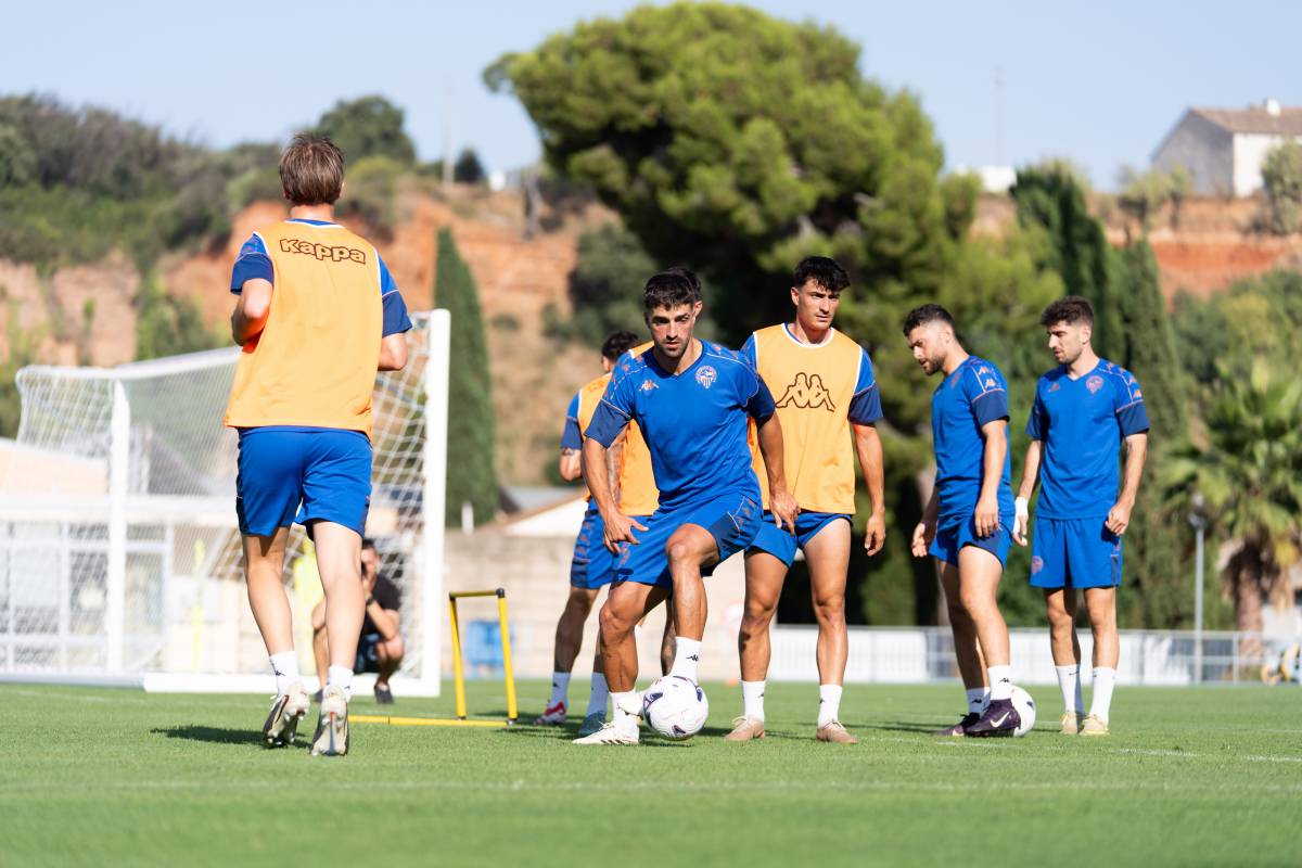 Primer entrenament del CES amb els jugadors de l`ascens a Sant Oleguer - Primer entrenament del CES amb els jugadors de l`ascens a Sant Oleguer