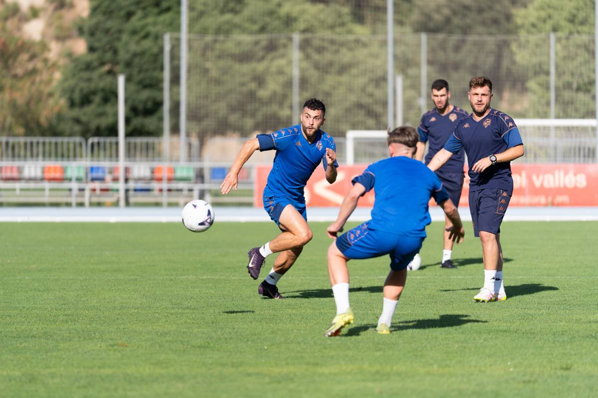 Primer entrenament del CES amb els jugadors de l`ascens a Sant Oleguer - Primer entrenament del CES amb els jugadors de l`ascens a Sant Oleguer