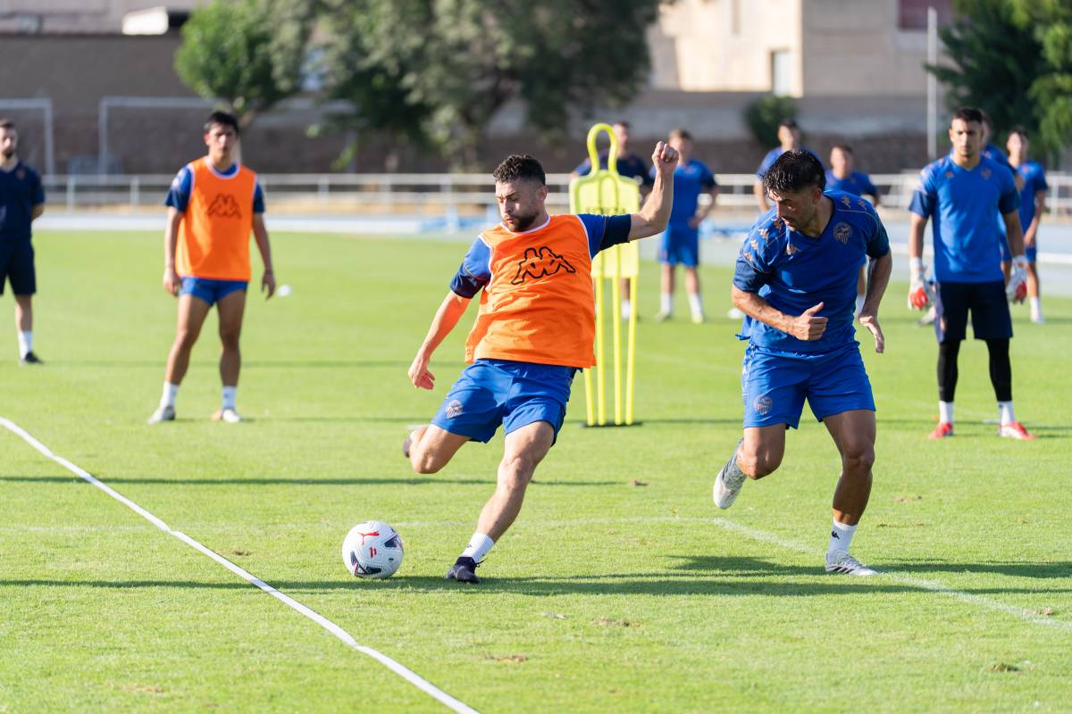 Primer entrenament del CES amb els jugadors de l`ascens a Sant Oleguer - Primer entrenament del CES amb els jugadors de l`ascens a Sant Oleguer