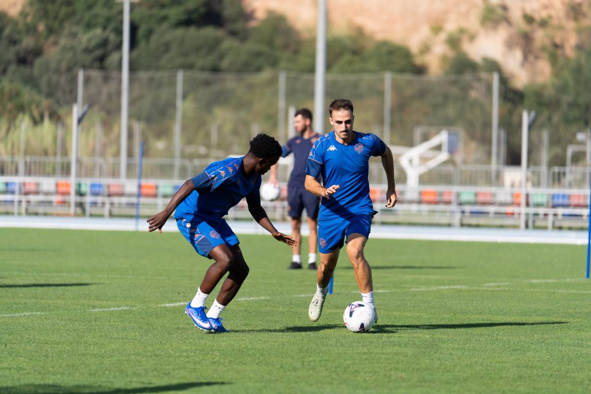 Primer entrenament del CES amb els jugadors de l`ascens a Sant Oleguer - Primer entrenament del CES amb els jugadors de l`ascens a Sant Oleguer