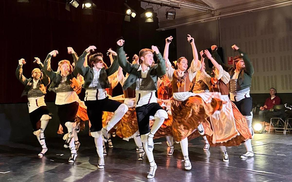 L'Esbart Dansaire Santvicentí estrena «Vellut», el tercer espectacle de la seva trilogia escènica