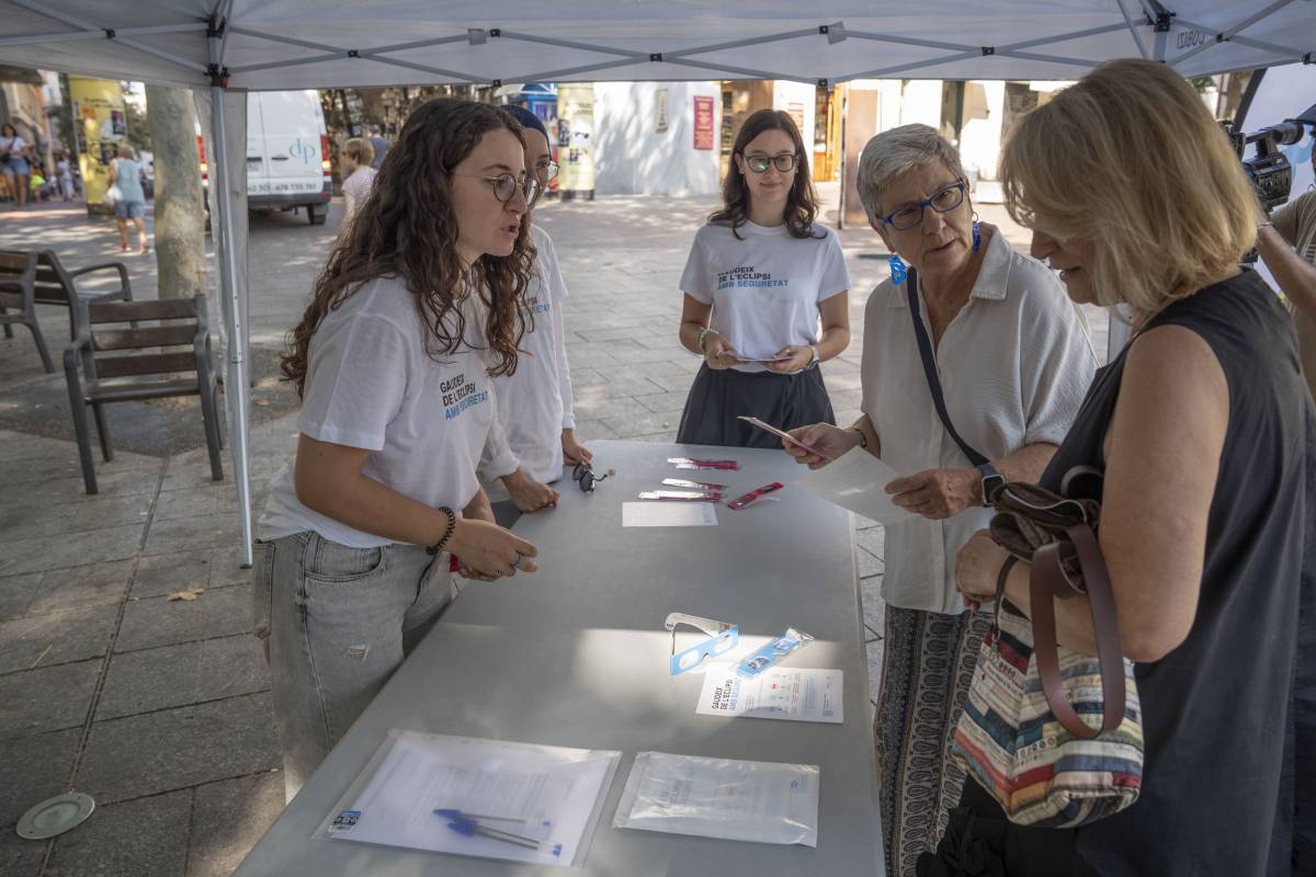 La febre per l'eclipsi esgota en una hora i mitja les ulleres gratuïtes del COOOC a Terrassa