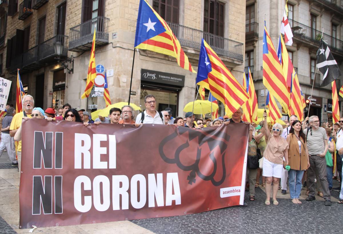 Centenars de persones protesten contra la visita de Felip VI a Barcelona pels premis Princesa de Girona